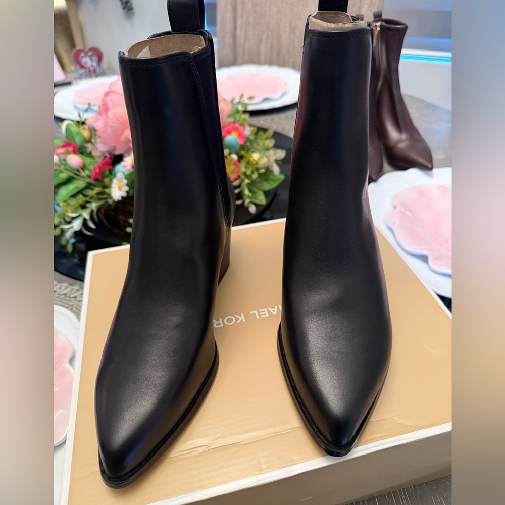 Michael Kors Black Heeled Boots Sleek Leather Design